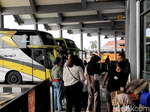 Video Terminal Mengwi Dipadati Penumpang Jelang Idul Adha