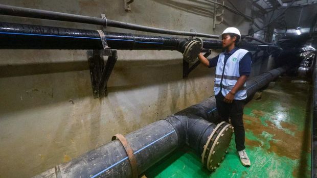 Sejumlah petugas memantau jaringan yang terpasang di terowongan beton bawah tanah Multi Utility Tunnel (MUT) di Ibu Kota Nusantara (IKN). (Dok. Humas Otorita IKN)