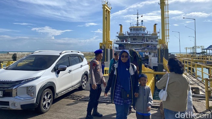 Situasi di Pelabuhan Tanjung Kalian saat arus mudik.