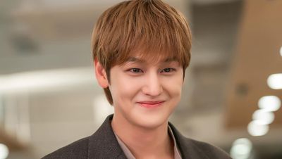 Potret Glowing Kim Bum Jadi Bos Skincare di Sold Out On You
