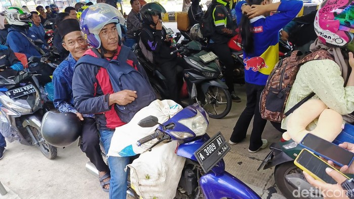 Soleh (60) dan Nasrudin (40) membawa hasil bumi kembali ke Tangerang