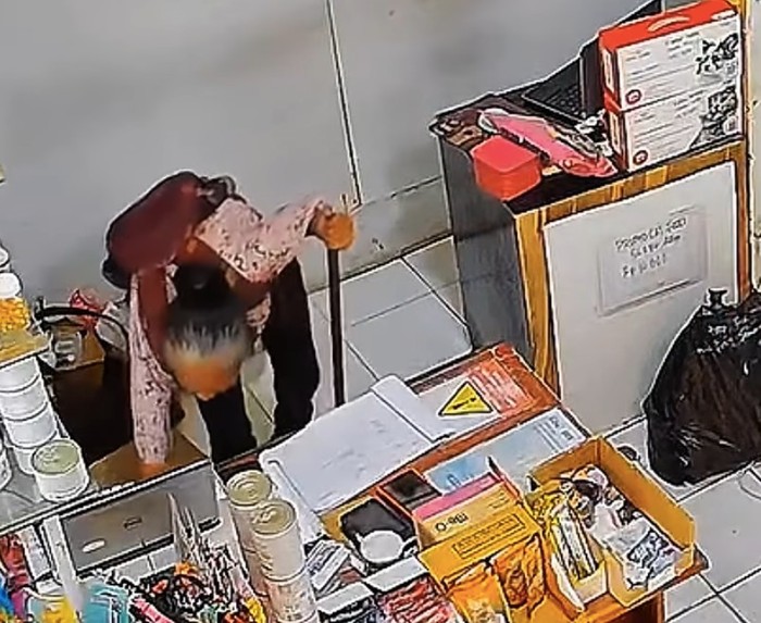 Sosok nenek bertongkat diduga mencuri di toko daerah Depok, Jabar ramai disorot warganet. Pasalnya, nenek tersebut diduga mencuri di sejumlah tempat. (dok Istimewa)