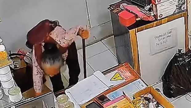 Sosok nenek bertongkat diduga mencuri di toko daerah Depok, Jabar ramai disorot warganet. Pasalnya, nenek tersebut diduga mencuri di sejumlah tempat. (dok Istimewa)