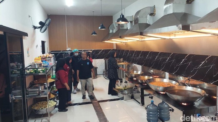 Suasana di dapur SPPG milik Hendrik Irawan