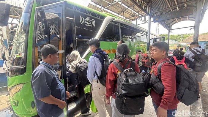Suasana di Terminal Purabaya Surabaya di masa arus balik Lebaran 2026.