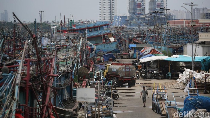 Sejumlah kapal nelayan bersandar di Pelabuhan Ikan Muara Angke, Jakarta, Jumat (27/3/2026), saat aktivitas masih sepi.