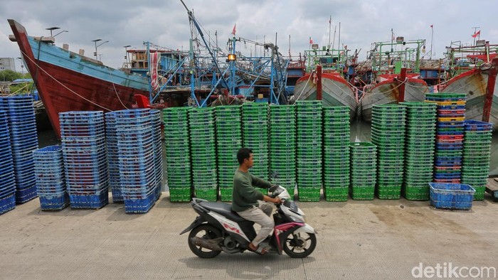 Sejumlah kapal nelayan bersandar di Pelabuhan Ikan Muara Angke, Jakarta, Jumat (27/3/2026), saat aktivitas masih sepi.
