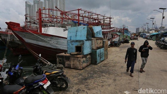 Sejumlah kapal nelayan bersandar di Pelabuhan Ikan Muara Angke, Jakarta, Jumat (27/3/2026), saat aktivitas masih sepi.