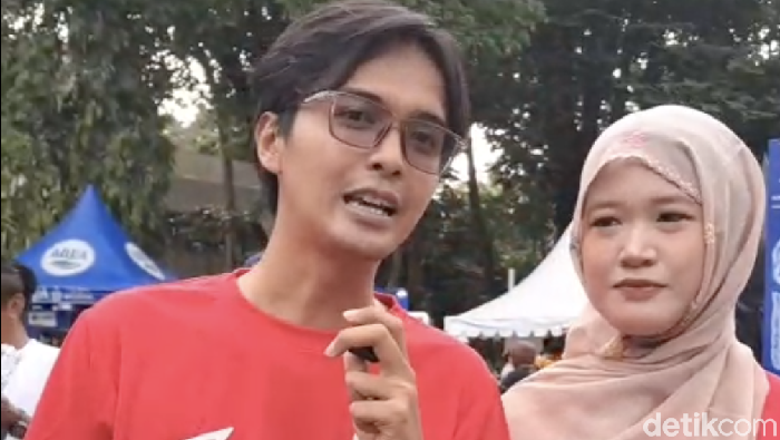 Bangkit dan Sarah, suporter Timnas Indonesia yang datang dari Semarang.