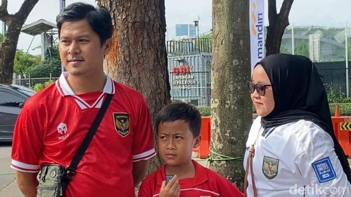 Suporter Timnas Indonesia, Keluarga Syamsudin asal Karawang.