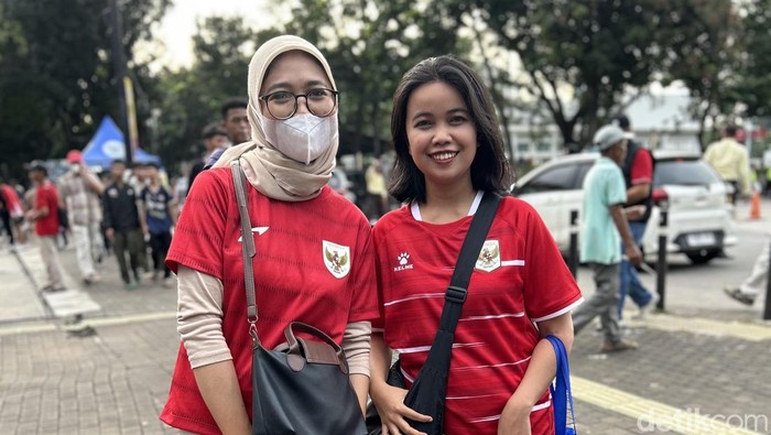 Suporter Timnas Indonesia mengenakan jersey menjelang duel dengan Saint Kitts & Nevis.