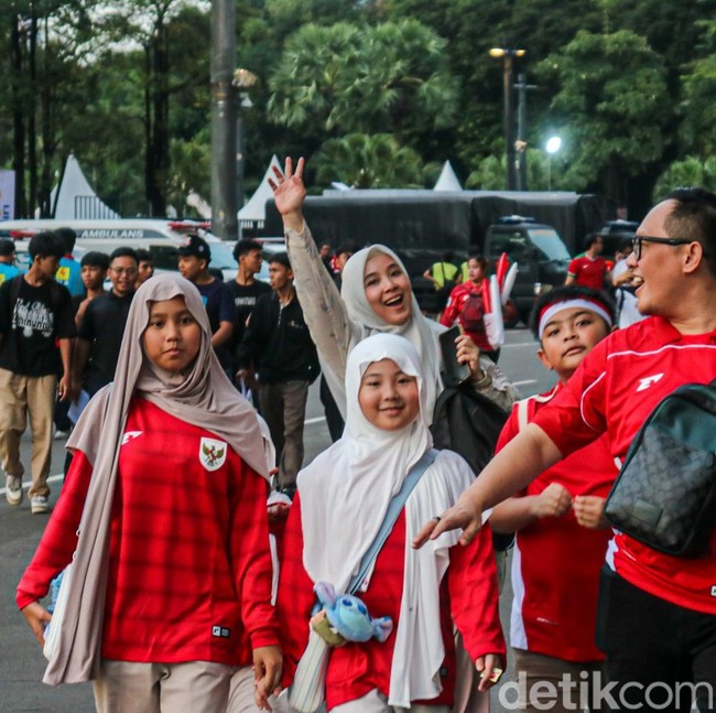 Suporter Timnas Indonesia Serbu GBK Saat FIFA Series