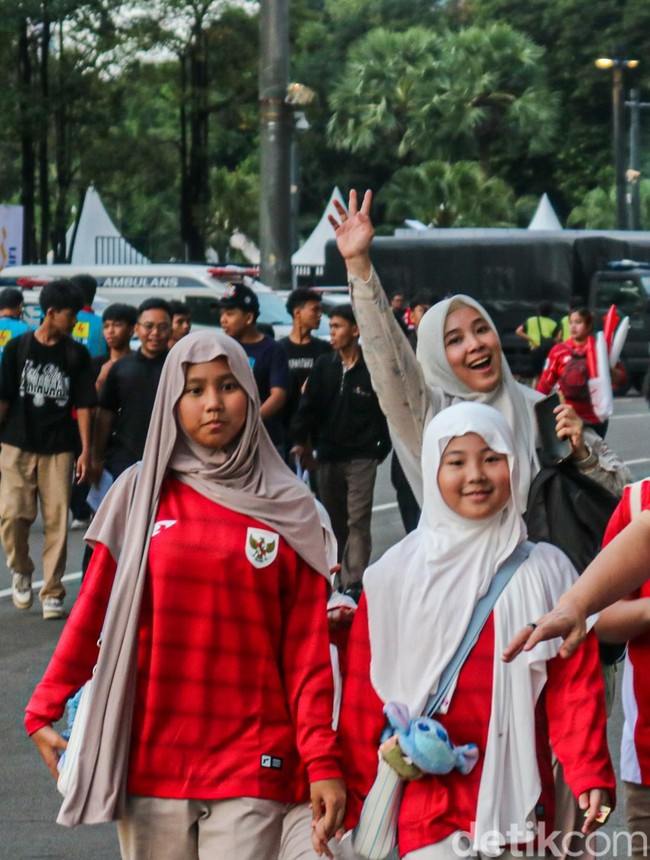 Suporter Timnas Indonesia Serbu GBK Saat FIFA Series