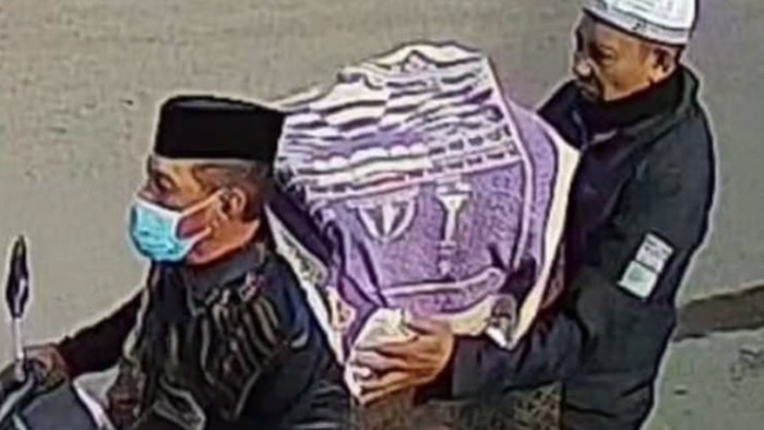 Tangkapan layar rekaman CCTV diduga maling brankas berisi 1 kg emas di Pinrang.