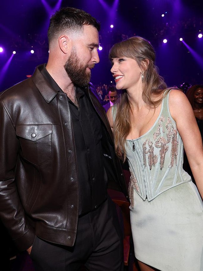 Foto: Momen Perdana Taylor Swift dan Travis Kelce Kencan di Ajang Penghargaan Musik