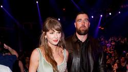 Video: Momen First Award Show Taylor Swift dan Travis Kelce