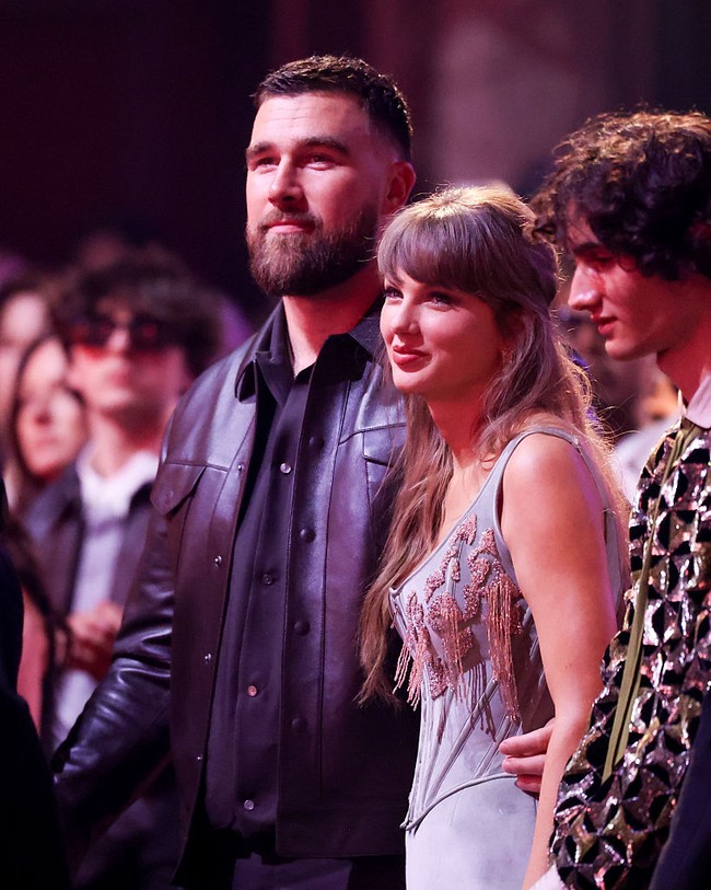 Tak heran jika Taylor memilih momen ini untuk kembali tampil di hadapan publik. Ia masuk dalam sembilan nominasi sekaligus, termasuk Song of the Year untuk lagu Fate of Ophelia. Selain itu, penyanyi 36 tahun ini juga bersaing di kategori Pop Song of the Year, Best Lyrics, Best Music Video, hingga Artist of the Year dan Pop Artist of the Year. (Foto: Christopher Polk/Billboard via Getty Images)