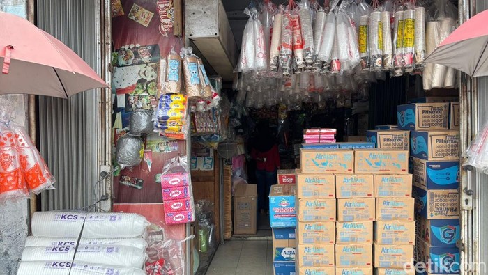 Toko Plastik di Pasar Bekasi