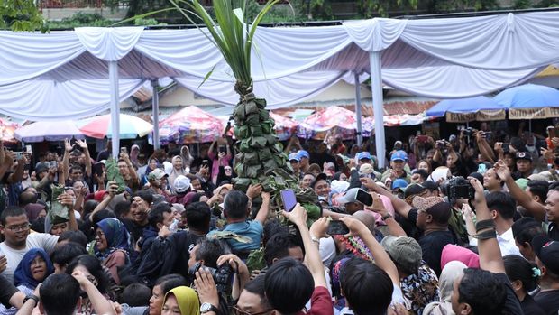 Tradisi kirab Sesaji Rewanda di Goa Kreo, Kecamatan Gunungpati, Kota Semarang.