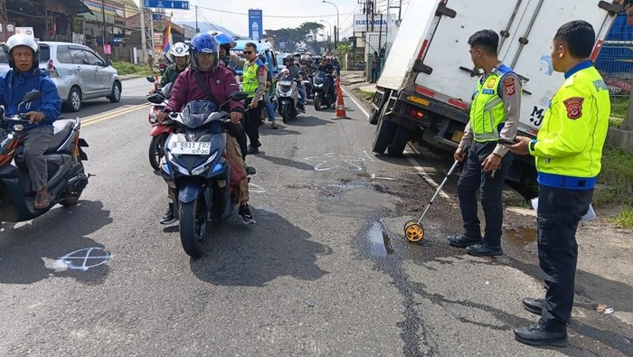 Truk boks kecelakaan di Nagreg tewaskan satu orang