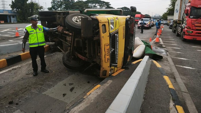 Truk terguling jelang gate Tol Waru Sidoarjo
