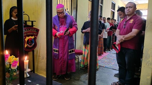 Uskup Labuan Bajo, Monsinyur (Mgr). Maksimus Regus memimpin ibadat Jalan Salib di Rutan Polres Manggarai Barat di Labuan Bajo, Jumat (27/3/2026) (Humas Polres Manggarai Barat)