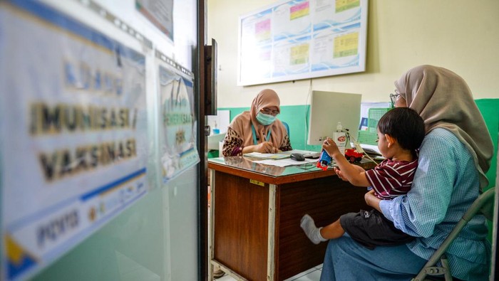 Seorang dokter melayani pasien balita yang akan menjalani vaksinasi campak di Puskesmas Ibrahim Adjie, Bandung, Jawa Barat, Jumat (27/3/2026). Pemerintah Kota Bandung menggencarkan layanan vaksinasi campak bagi balita dengan membuka jadwal vaksinasi yang sebelumnya setiap dua minggu sekali kini setiap minggu guna mencegah penyebaran virus rubela yang hingga Februari 2025 tercatat mencapai 252 kasus di Jawa Barat. ANTARA FOTO/Raisan Al Farisi/sgd