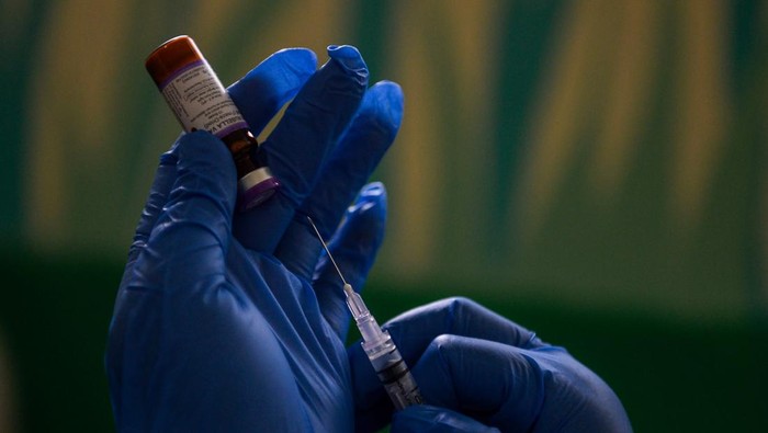 Seorang dokter menyiapkan vaksin campak untuk disuntikkan kepada balita di Puskesmas Ibrahim Adjie, Bandung, Jawa Barat, Jumat (27/3/2026). Pemerintah Kota Bandung menggencarkan layanan vaksinasi campak bagi balita dengan membuka jadwal vaksinasi yan