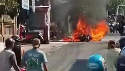 Viral video motor terbakar di Kerobokan Kaja, Kecamatan Kuta Utara, Badung, Bali, Jumat (27/3/2026). (Foto: Dok. Istimewa)