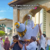 Viral Tradisi Adat Unik, Pengantin Diarak Keliling Kampung Naik Burung Raksasa