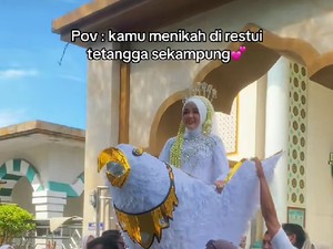 Viral Tradisi Adat Unik, Pengantin Diarak Keliling Kampung Naik Burung Raksasa