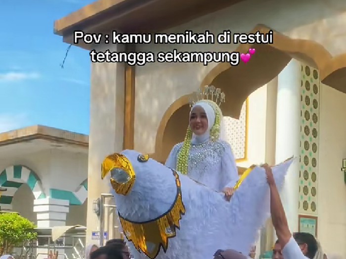 Viral video pengantin diarak pakai burung raksasa bak ratu karena direstui tetangga sekampung. Momen unik ini sukses curi perhatian netizen!