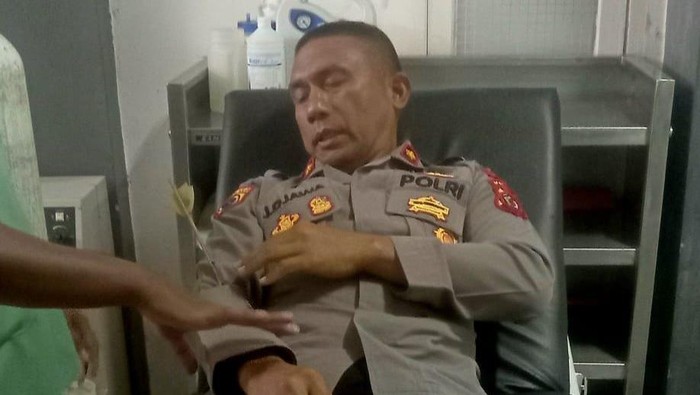 Wakapolres Maluku Tenggara Kompol Djufri Jawa terkena panah saat melerai bentrokan dua kelompok pemuda.