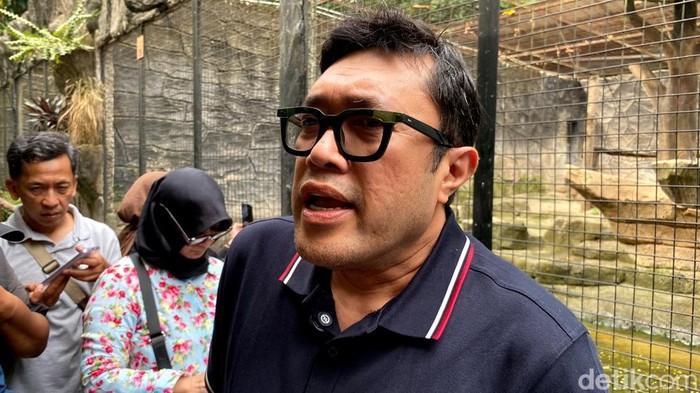 Wakil Ketua DPRD Jabar Ono Surono usai melakukan kunjungan ke Bandung Zoo