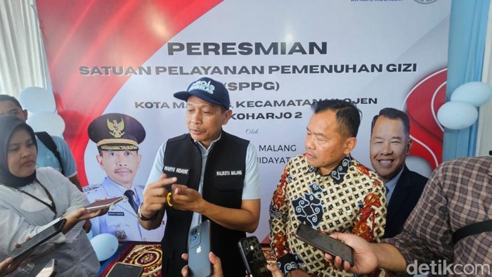 Wali Kota Malang Wahyu Hidayat bersama Direktur Pemantauan dan Pengawasan Wilayah I BGN Harjito