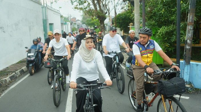 Wali Kota Mojokerto Ning Ita gowes ke kantor
