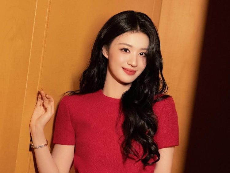 Kecantikan Wang Churan, Disebut Saingan Dilraba Dilmurat