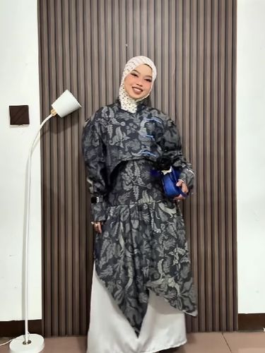 Wanita ini viral usai menyulap taplak meja motif klasik jadi baju Lebaran yang elegan. Wanita ini viral usai menyulap taplak meja motif klasik jadi baju Lebaran yang elegan.