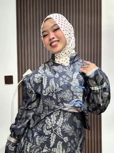 Wanita ini viral usai menyulap taplak meja motif klasik jadi baju Lebaran yang elegan. Wanita ini viral usai menyulap taplak meja motif klasik jadi baju Lebaran yang elegan.