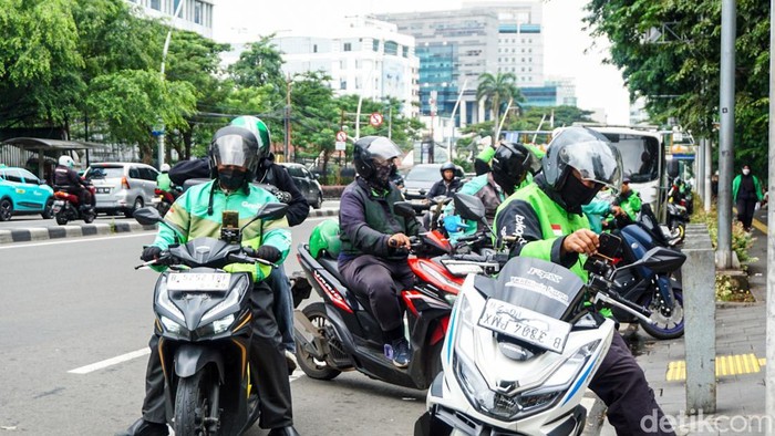 Sejumlah pengemudi ojek online (ojol) menunggu penumpang di depan Stasiun Gambir, Jakarta, Jumat (27/3/2026). Pemerintah berencana menerapkan kebijakan work from home (WFH) selama satu hari dalam sepekan usai Lebaran 2026 sebagai langkah efisiensi bahan bakar.
