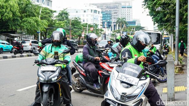 WFH Berpotensi Turunkan Pendapatan Ojol Sejumlah pengemudi ojek online (ojol) menunggu penumpang di depan Stasiun Gambir, Jakarta, Jumat (27/3/2026). Pemerintah berencana menerapkan kebijakan work from home (WFH) selama satu hari dalam sepekan usai Lebaran 2026 sebagai langkah efisiensi bahan bakar.