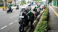 Pemerintah berencana menerapkan kebijakan work from home (WFH) selama satu hari dalam sepekan usai Lebaran 2026 sebagai langkah efisiensi bahan bakar.
