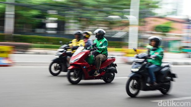 Sejumlah pengemudi ojek online (ojol) menunggu penumpang di depan Stasiun Gambir, Jakarta, Jumat (27/3/2026). Pemerintah berencana menerapkan kebijakan work from home (WFH) selama satu hari dalam sepekan usai Lebaran 2026 sebagai langkah efisiensi bahan bakar.