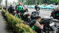 Ketua Umum Garda Indonesia, Raden Igun Wicaksono, menyebut kebijakan WFH berpotensi menurunkan pendapatan pengemudi ojol hingga 10-30 persen dari kondisi normal.