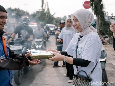 Wujudkan empati, Modinity gelar charity serentak dari Aceh hingga Makassar. Bersama komunitas lokal, mereka bagikan hidangan berbuka sebagai bentuk kepedulian.