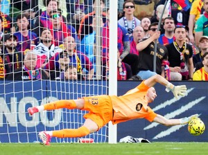 David Raya: Barcelona Tokcer karena Joan Garcia