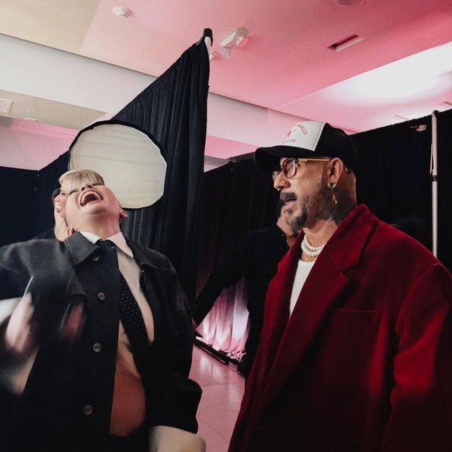 Eksis! Agnez Mo Hadir di iHeartRadio 2026 dan Ngakak Bareng AJ BSB