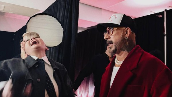 Eksis! Agnez Mo Hadir di iHeartRadio 2026 dan Ngakak Bareng AJ BSB