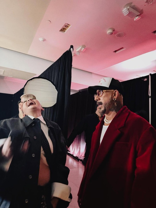 Eksis! Agnez Mo Hadir di iHeartRadio 2026 dan Ngakak Bareng AJ BSB