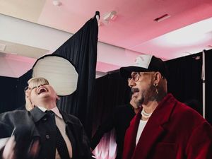 Eksis! Agnez Mo Hadir di iHeartRadio 2026 dan Ngakak Bareng AJ BSB